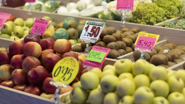 ep manzanas y otras frutas en una fruteria en un puesto de un mercado a 15 de marzo de 2023 en