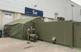 ep militares del ejercito acicalan la zona exterior perteneciente al pabellon 5 de ifema durante el