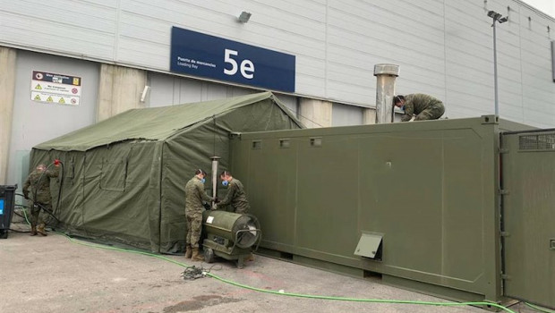 ep militares del ejercito acicalan la zona exterior perteneciente al pabellon 5 de ifema durante el