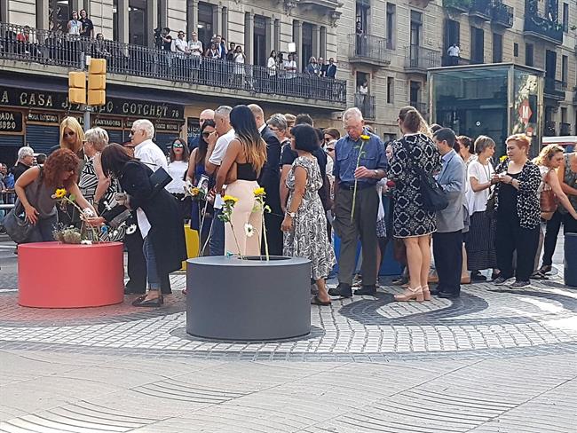 Ofrenda de familiares del atentado de la Rambla de Barcelona | EUROPA PRESS ep ofrendafamiliaresatentadola ramblabarcelona