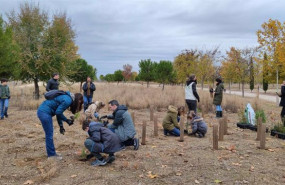 ep trabajadores y familaires de aedas homes plantando arboles como parte de su iniciativa
