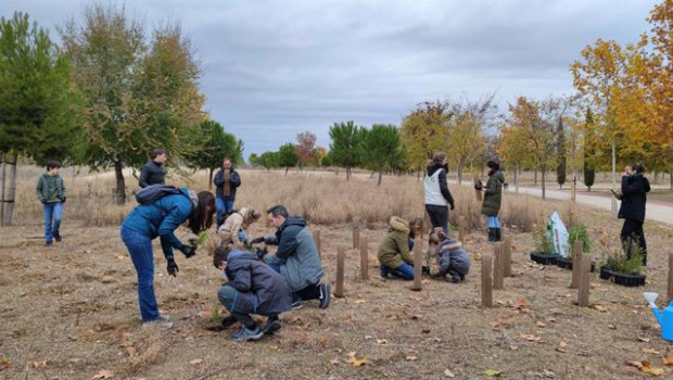 ep trabajadores y familaires de aedas homes plantando arboles como parte de su iniciativa