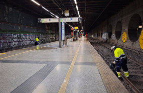 ep trabajos de limpieza de las vias en la estacion del clot de barcelona