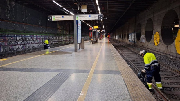 ep trabajos de limpieza de las vias en la estacion del clot de barcelona