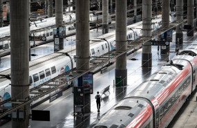 ep trenes en las vias en la estacion de madrid   puerta de atocha   almudena grandes en madrid