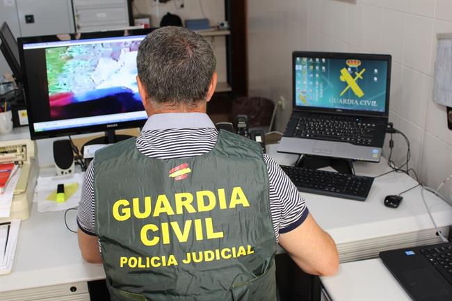ep un agentela guardia civil inspecciona archivosun ordenador