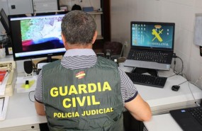 ep un agentela guardia civil inspecciona archivosun ordenador