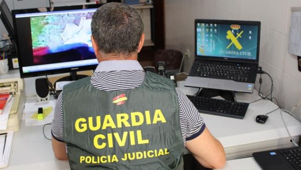 ep un agentela guardia civil inspecciona archivosun ordenador