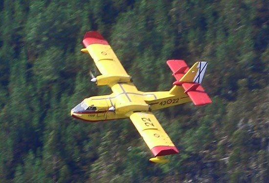 ep un avion de canadair para extincion de incendios forestales