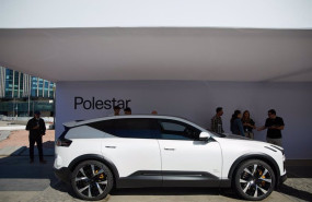 ep un coche durante la feria del vehiculo electrico de madrid 2024 en la plaza de colon a 14 de