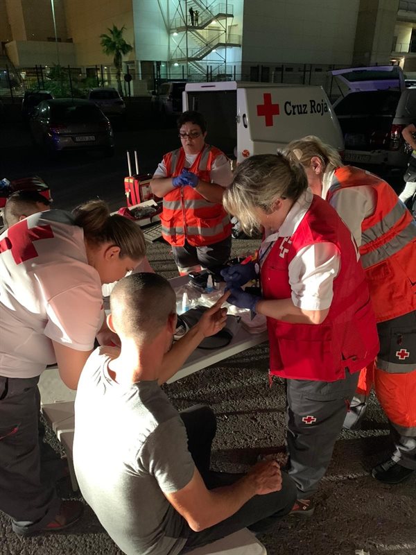ep un grupo de voluntarios atiende a algunos de los recien llegados