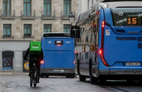 ep un repartidor de la empresa uber eats recorre las calles de la capital durante el estado de