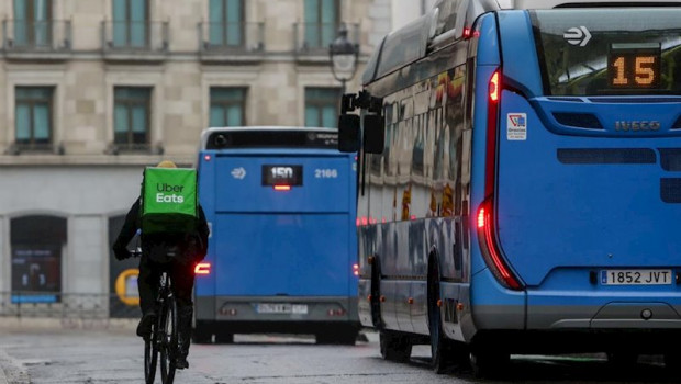 ep un repartidor de la empresa uber eats recorre las calles de la capital durante el estado de