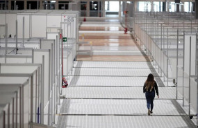 ep una mujer camina por un pasillo entre mamparas en el interior del hospital de campana de ifema