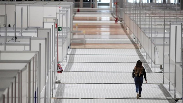 ep una mujer camina por un pasillo entre mamparas en el interior del hospital de campana de ifema