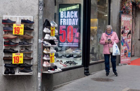 ep una mujer pasa por delante de una tienda que anuncia un cartel publicitario del black friday ep una mujer pasa por delante de una tienda que anuncia un cartel publicitario del black friday