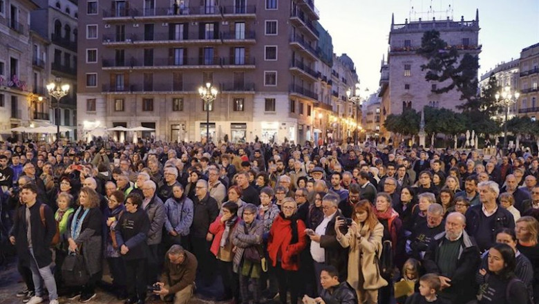 Una multitud de personas durante la última concentración de la Asociación de Víctimas del Metro 3 de Julio de 2006, en la que exigen responsabilidades por el accidente de metro en el que murieron 43 personas, en Valencia (España) a 3 de marzo de 2020. | Enrique Palomares - Europa Press ep una multitud de personas durante la ultima concentracion de la asociacion de victimas del metro 3