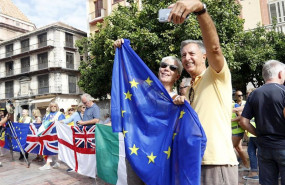 ep una pareja se toma un selfie junto a la bandera de europea en malaga durante una protesta contra