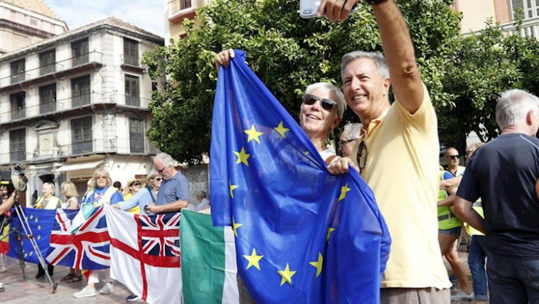 ep una pareja se toma un selfie junto a la bandera de europea en malaga durante una protesta contra