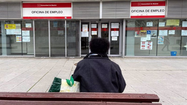 Una persona espera en las inmediaciones de una Oficina de Empleo | Eduardo Parra - Europa Press ep una persona espera en las inmediaciones de una oficina de empleo