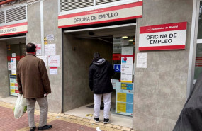 ep varias personas esperan para entrar en una oficina de empleo en una imagen de archivo