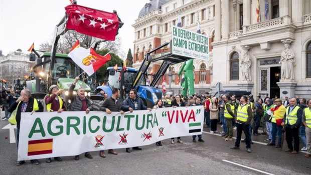 ep varios tractores a su llegada al ministerio de agricultura durante una protesta de agricultores y