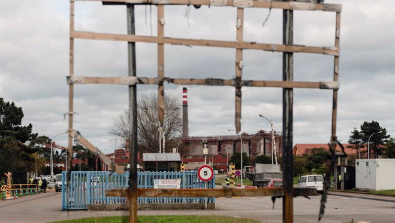 ep vista de la fabrica de alcoa a traves de una pancarta quemada en san cibrao un dia despues de que ep vista de la fabrica de alcoa a traves de una pancarta quemada en san cibrao un dia despues de que