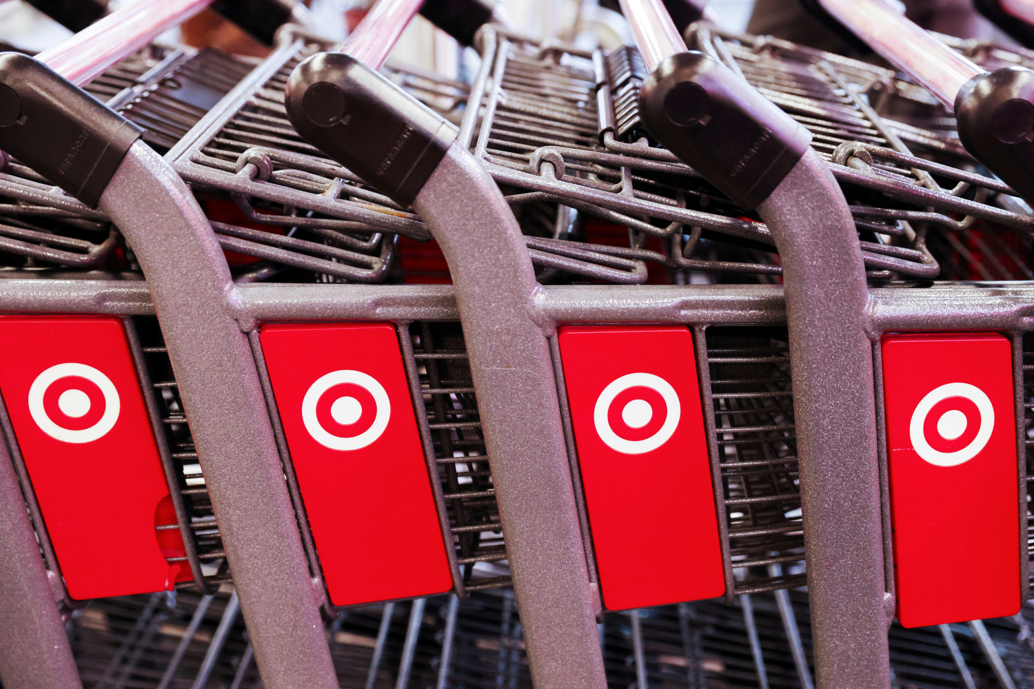 un logo target sur des caddies dans un magasin target a manhattan new york 