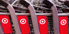 un logo target sur des caddies dans un magasin target a manhattan new york 