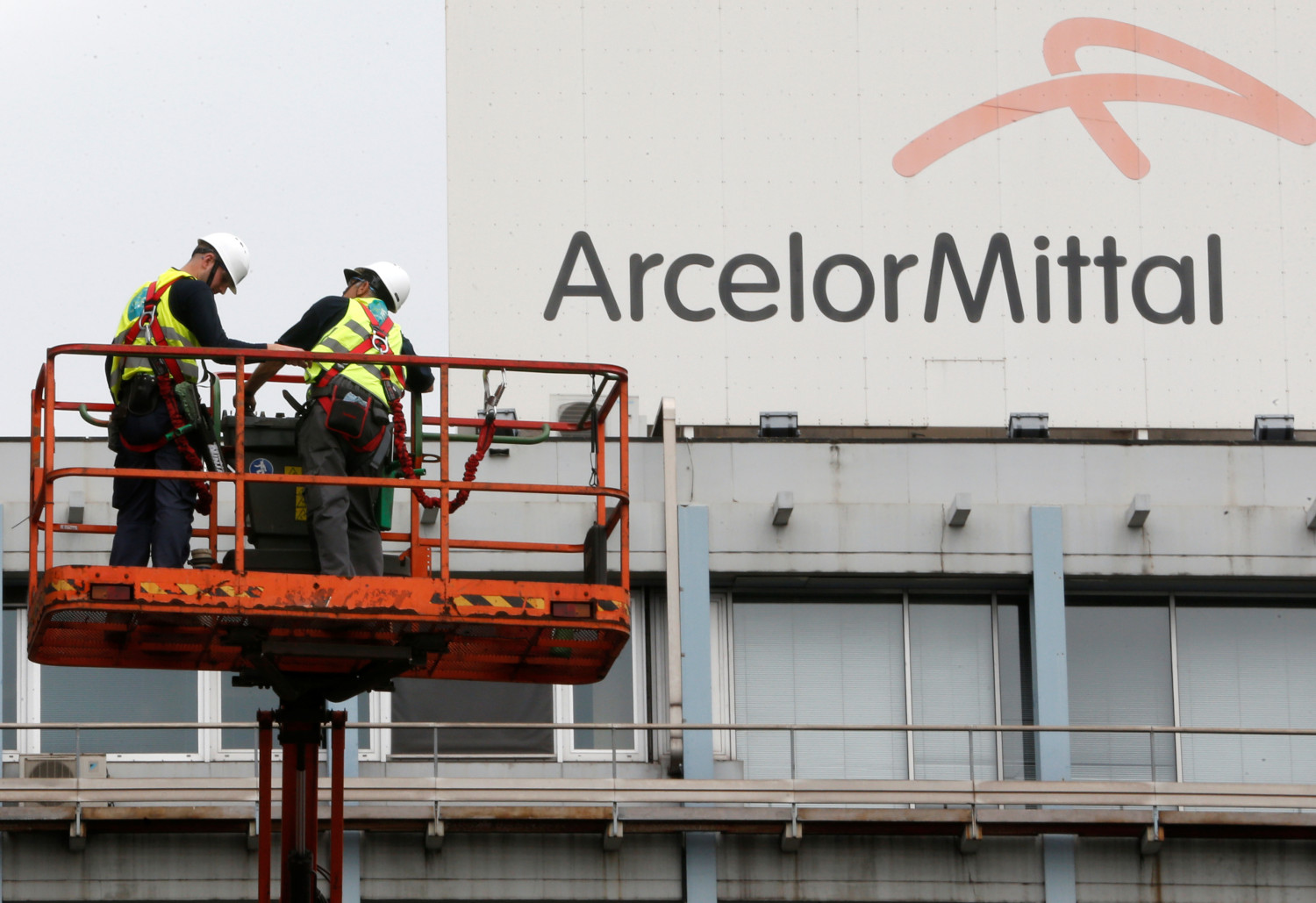 ArcelorMittal rebota con fuerza tras acercarse a la media de 200 sesiones