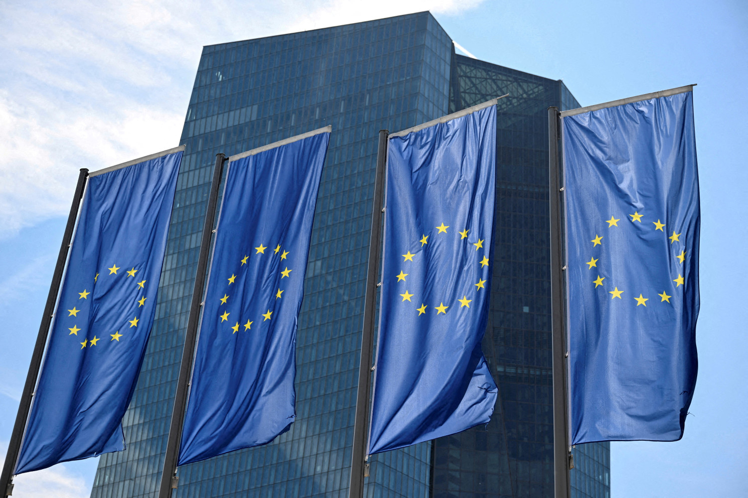 drapeaux de l ue devant le siege de la banque centrale europeenne bce a francfort 