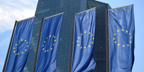 drapeaux de l ue devant le siege de la banque centrale europeenne bce a francfort 