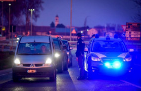 ep agentes de la policia italiana detienen los automoviles que intentan entrar o salir del area
