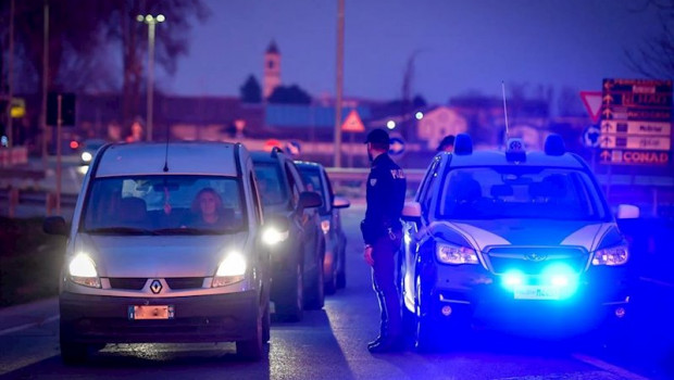 ep agentes de la policia italiana detienen los automoviles que intentan entrar o salir del area
