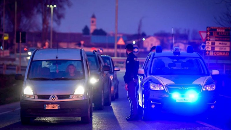 Agentes de la policía italiana detienen los automóviles que intentan entrar o salir del área infectada en la localidad de Casalpusterlengo. | Claudio Furlan/LaPresse via ZUMA / DPA ep agentes de la policia italiana detienen los automoviles que intentan entrar o salir del area