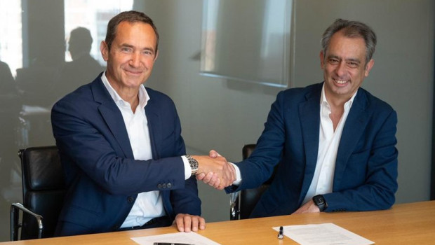 ep archivo   carlos vecino director de comercializacion de naturgy y pierre yves sachet director de