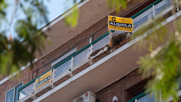 ep archivo   cartel de alquiler en un edificio de la capital en madrid espana