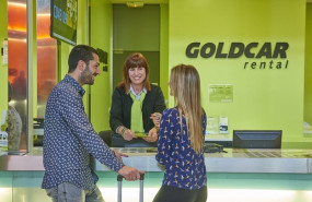 ep archivo   clientes de goldcar en la oficina