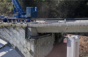 ep archivo   gruas y operarios trabajan durante el desmontaje de las pilas 1 y 2 del viaducto de o
