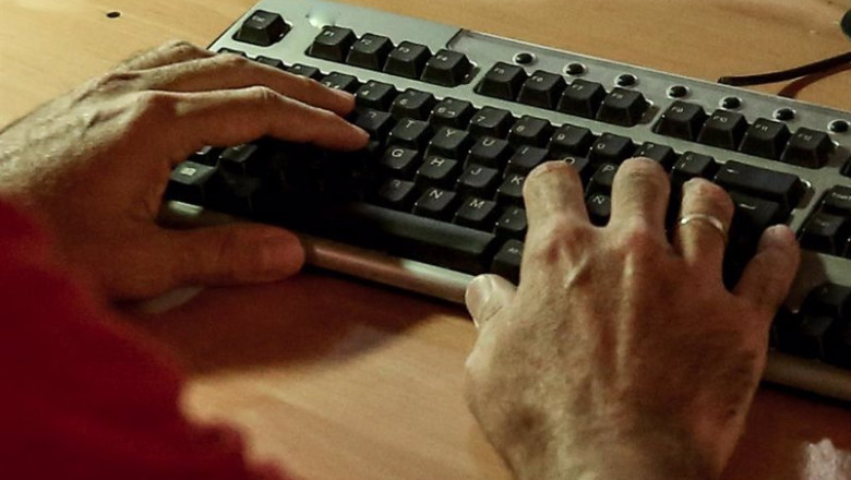 Archivo - Manos de un trabajador sobre un teclado | Ricardo Rubio - Europa Press - Archivo ep archivo manos de un trabajador sobre un teclado