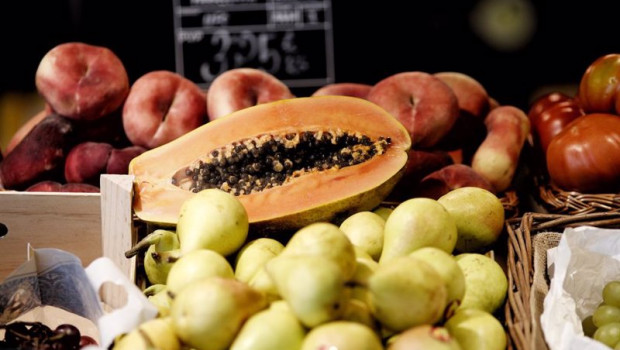 ep archivo   paraguayos papayas peras y tomates en un mercado