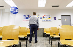 ep archivo   un hombre espera su turno en la agencia tributaria