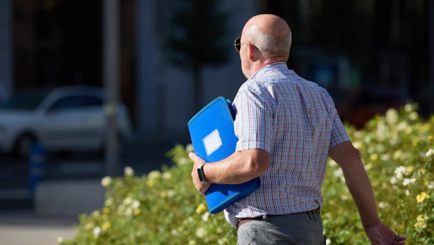 ep archivo   un senor mayor camina por una calle de madrid a 28 de agosto de 2024 en madrid espana