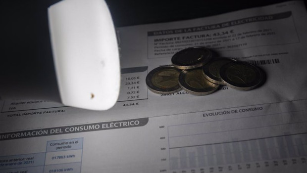 ep archivo   una lampara refleja el importe de una factura electrica