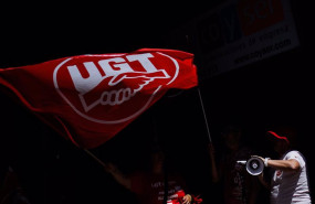 ep archivo   una persona ondea una bandera de ugt durante una huelga convocada por el sector de