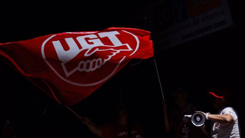 ep archivo una persona ondea una bandera de ugt durante una huelga convocada por el sector de ep archivo una persona ondea una bandera de ugt durante una huelga convocada por el sector de