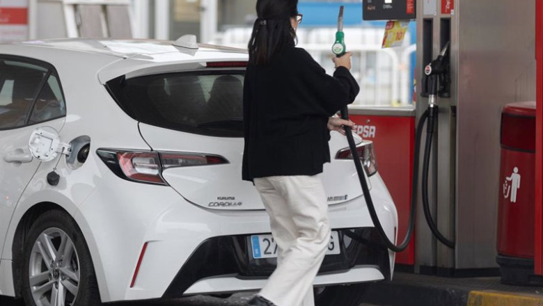 Archivo - Una persona reposta en una gasolinera | Eduardo Parra - Europa Press - Archivo ep archivo una persona reposta en una gasolinera 20260115140503
