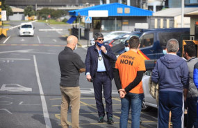 ep archivo   varios agentes con trabajadores en las inmediaciones de la fabrica de alu iberica en a