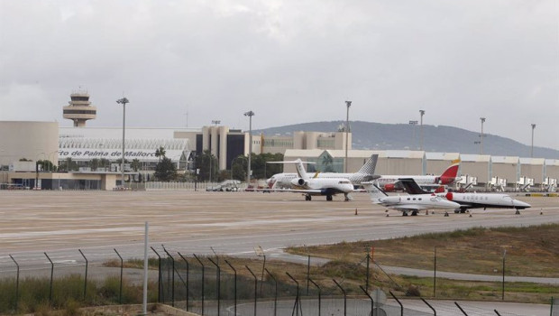ep archivo   varios aviones en una de las pistas del aeropuerto de palma archivo