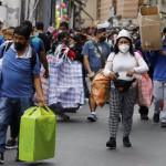 ep calles de peru con gente llevando mascarillas y ultimando las compras navidenas en el contexto de ep calles de peru con gente llevando mascarillas y ultimando las compras navidenas en el contexto de